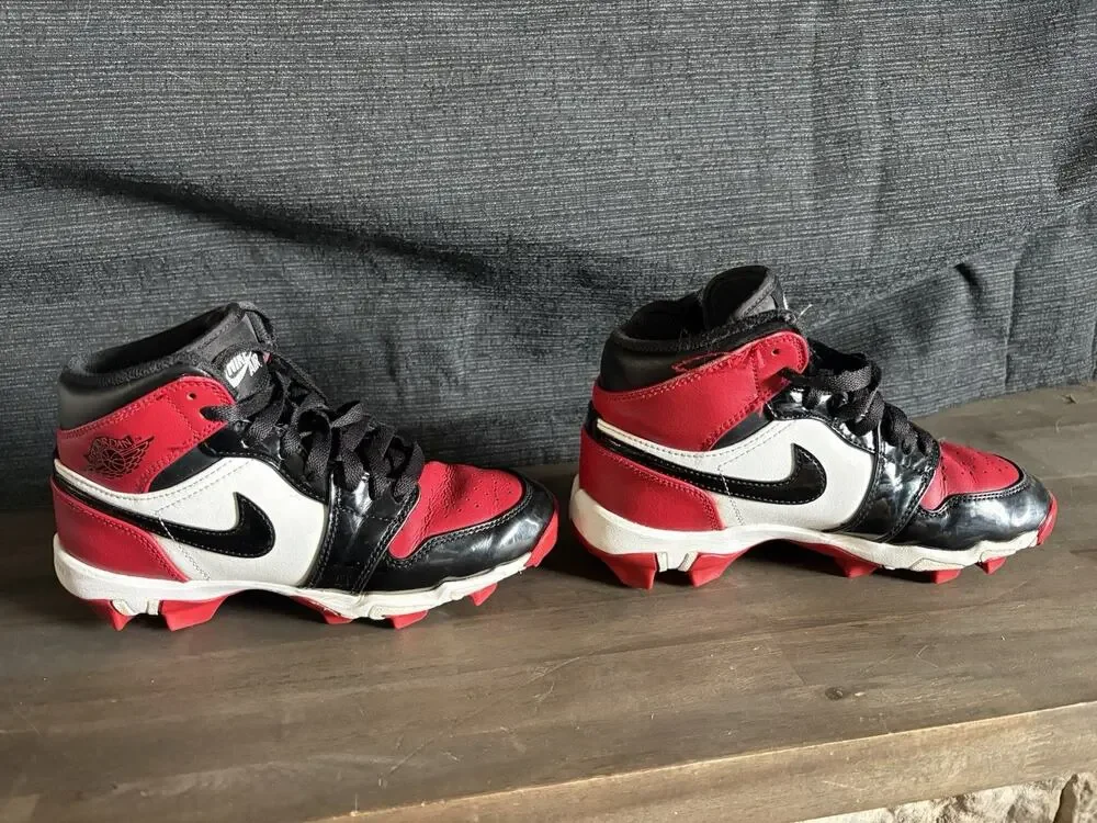 Nike Air Jordan 1 Mid Chicago Cleats Youth Size 3.5 HF6883-601 Logo Red Black